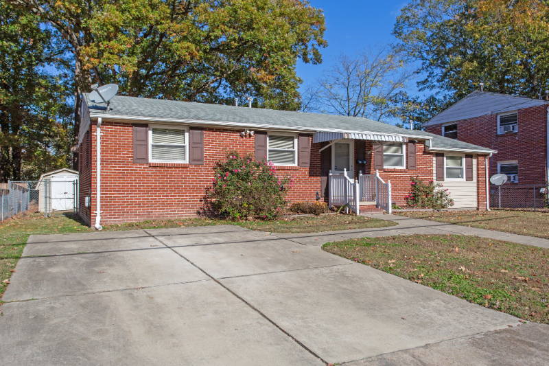 1409 Seward Dr - Photo 2 of 20