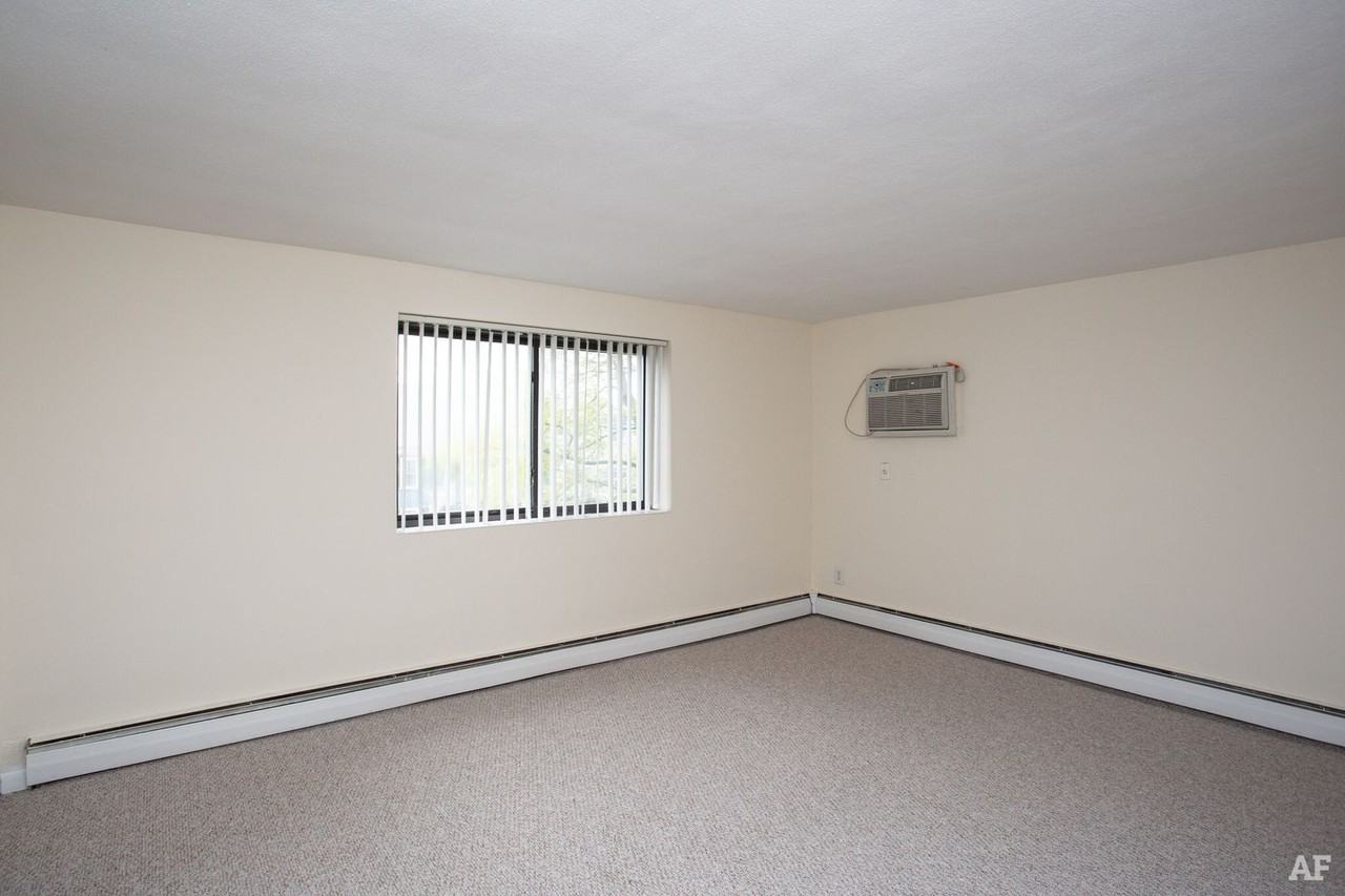 231 Main St - Photo 4 of 10