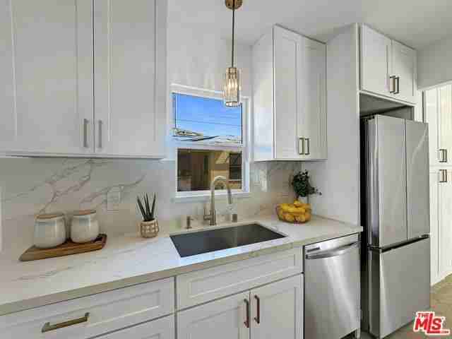 215 W Plymouth St - Photo 2 of 8