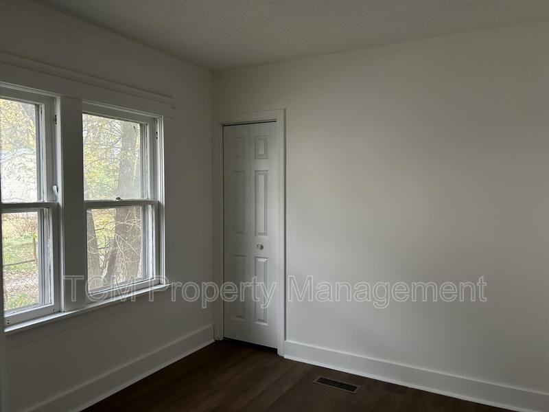 314 E Addison St - Photo 2 of 7