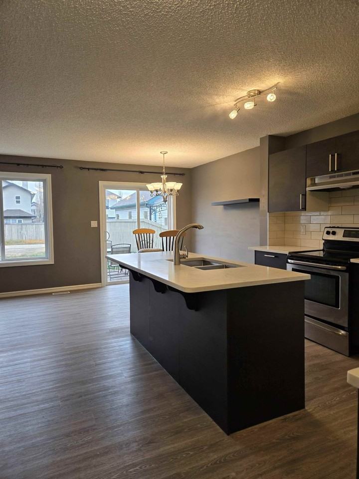 211 84 St Sw - Photo 3 of 18