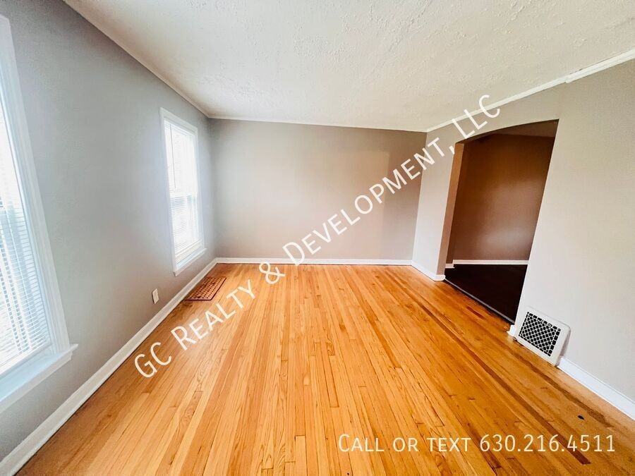 9822 S Yates Blvd - Photo 3 of 19