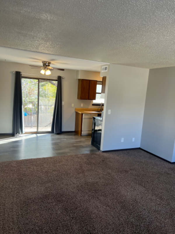 620 S Mount Carmel Ave - Photo 3 of 17