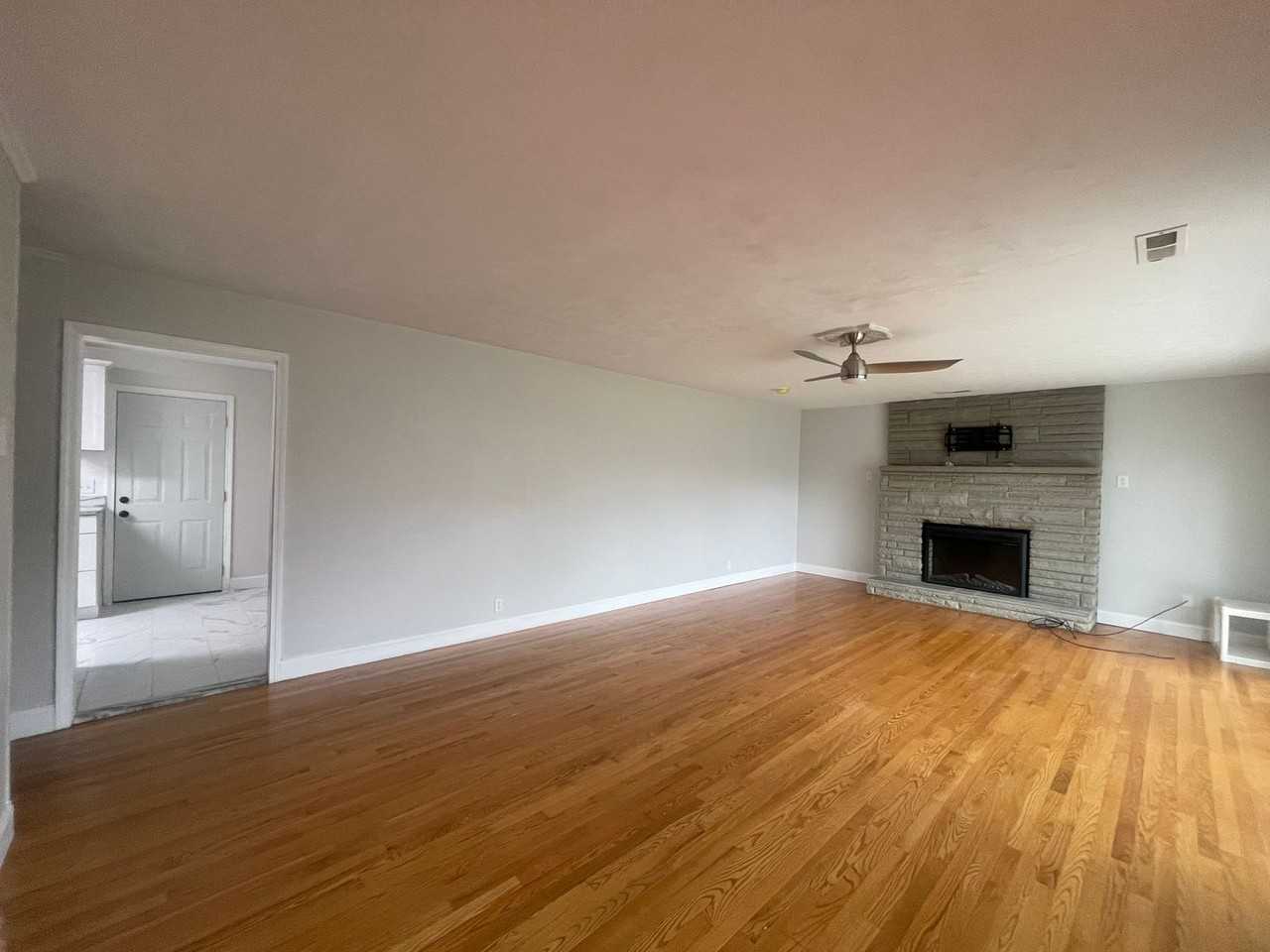 4616 Fairlane Dr - Photo 3 of 11