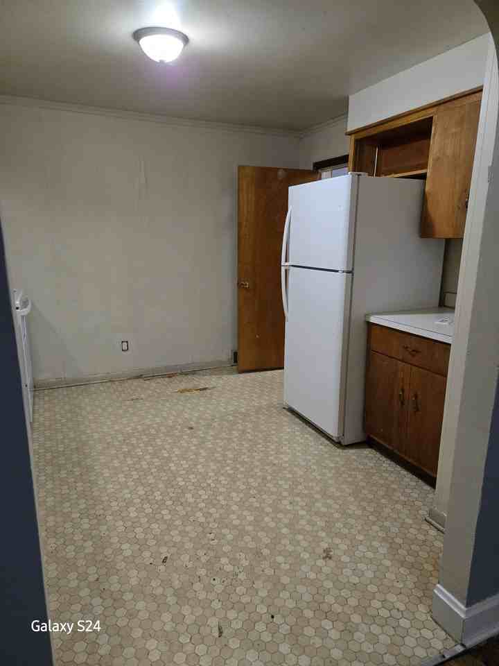 409 1st St #1 - Photo 2 of 8