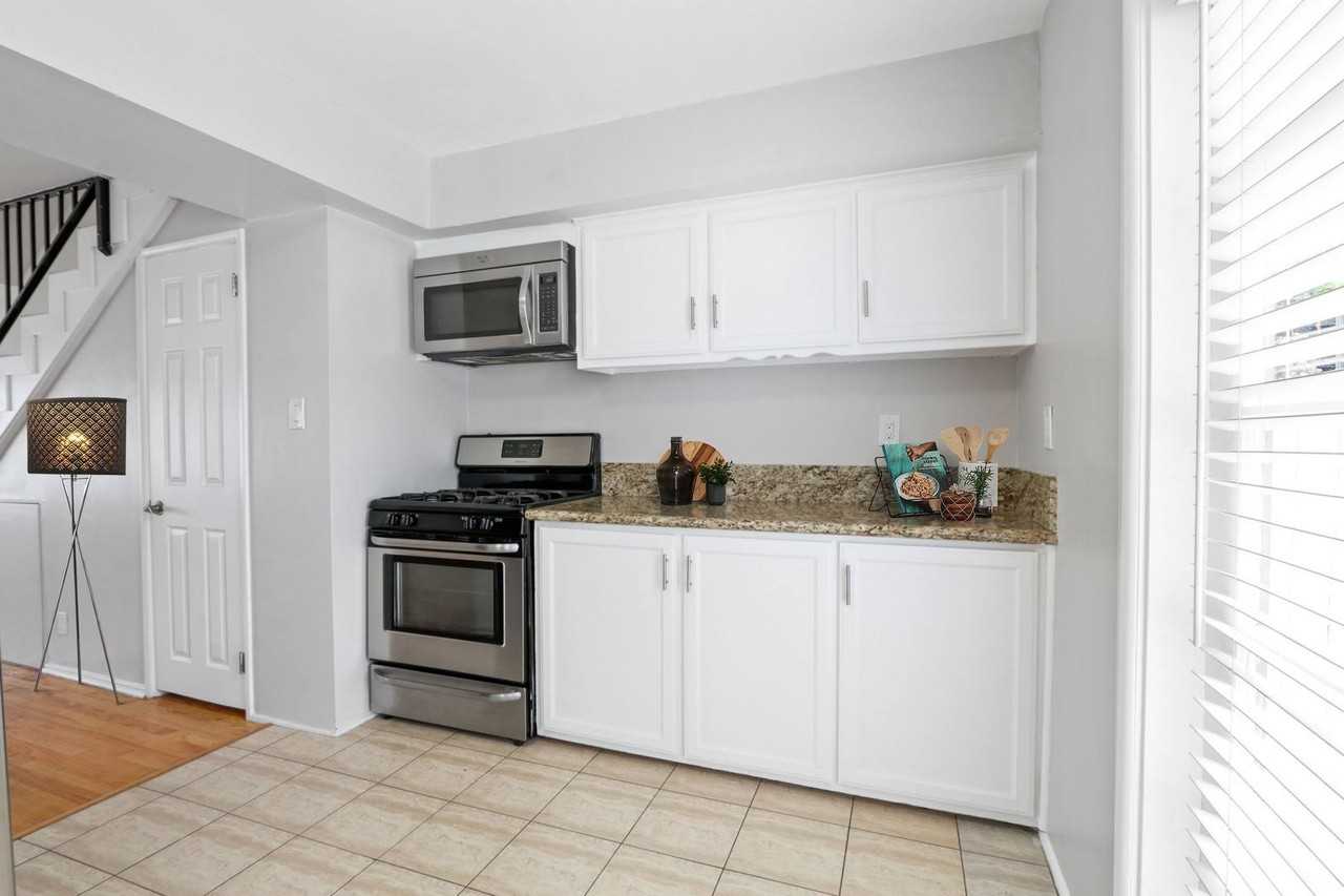 527 Washington - Photo 2 of 24