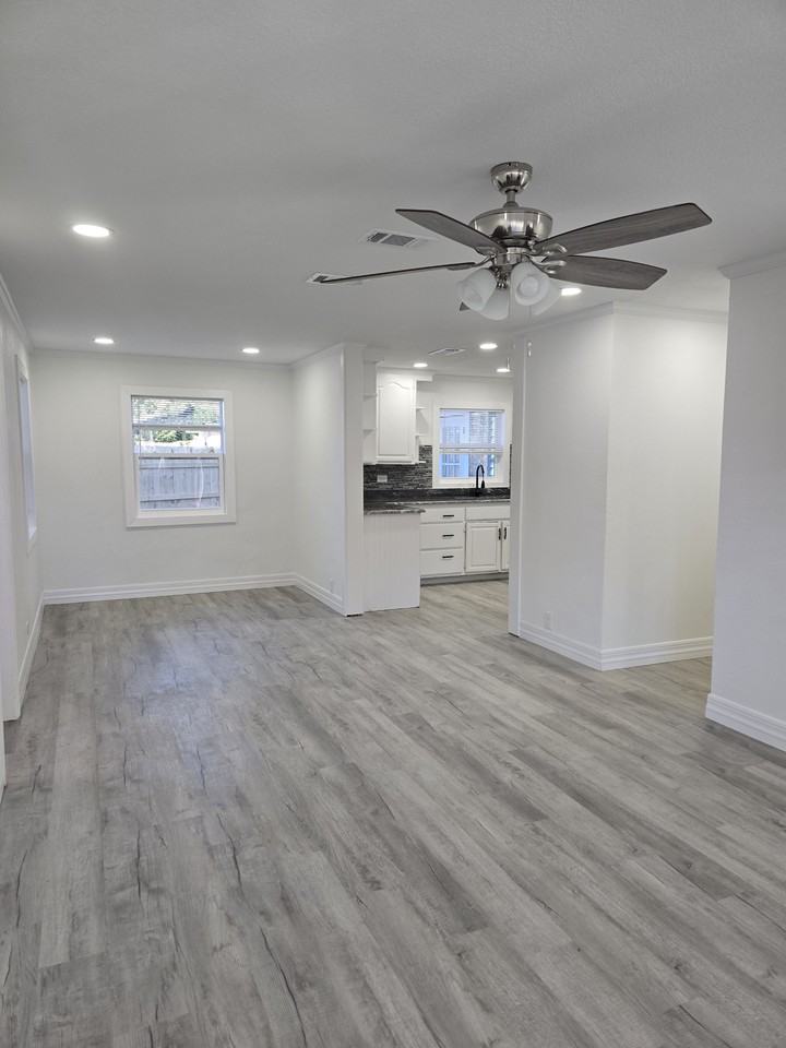 2608 W Jordan St #NA - Photo 3 of 26