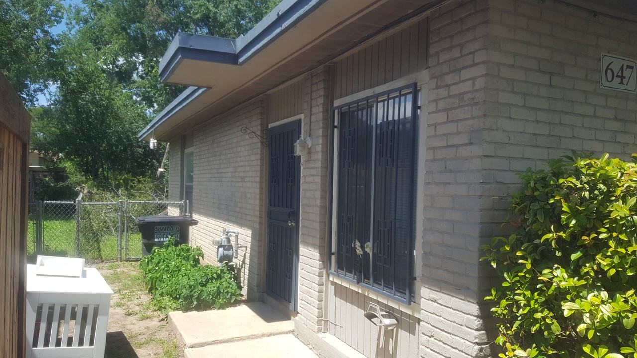 647 Morningview Dr - Photo 2 of 16