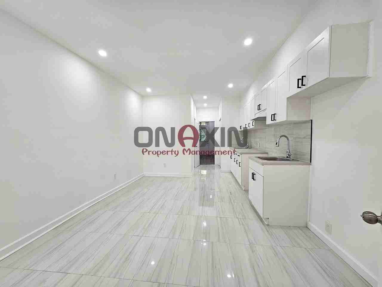 5917 Avenue du Parc - Photo 3 of 14