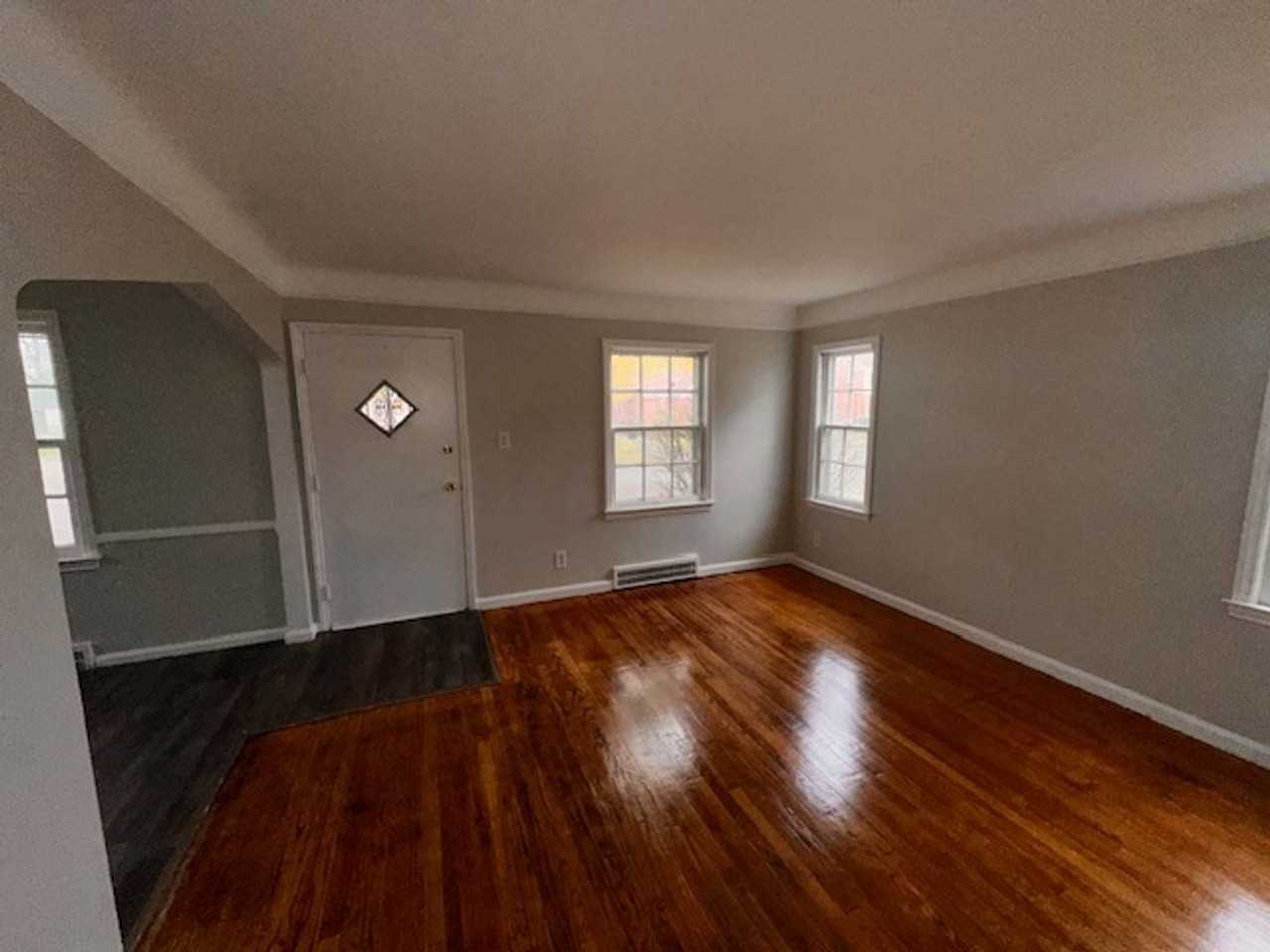 11700 Duchess St - Photo 5 of 19