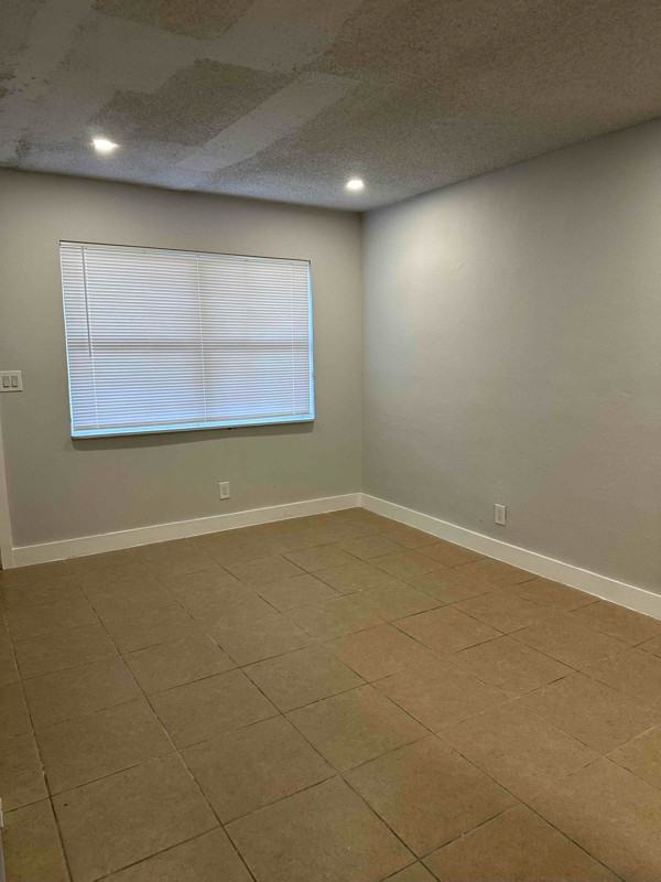 272 Sw 3rd St #B - Photo 2 of 6