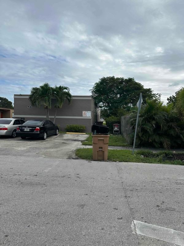 272 Sw 3rd St #B - Photo 3 of 6