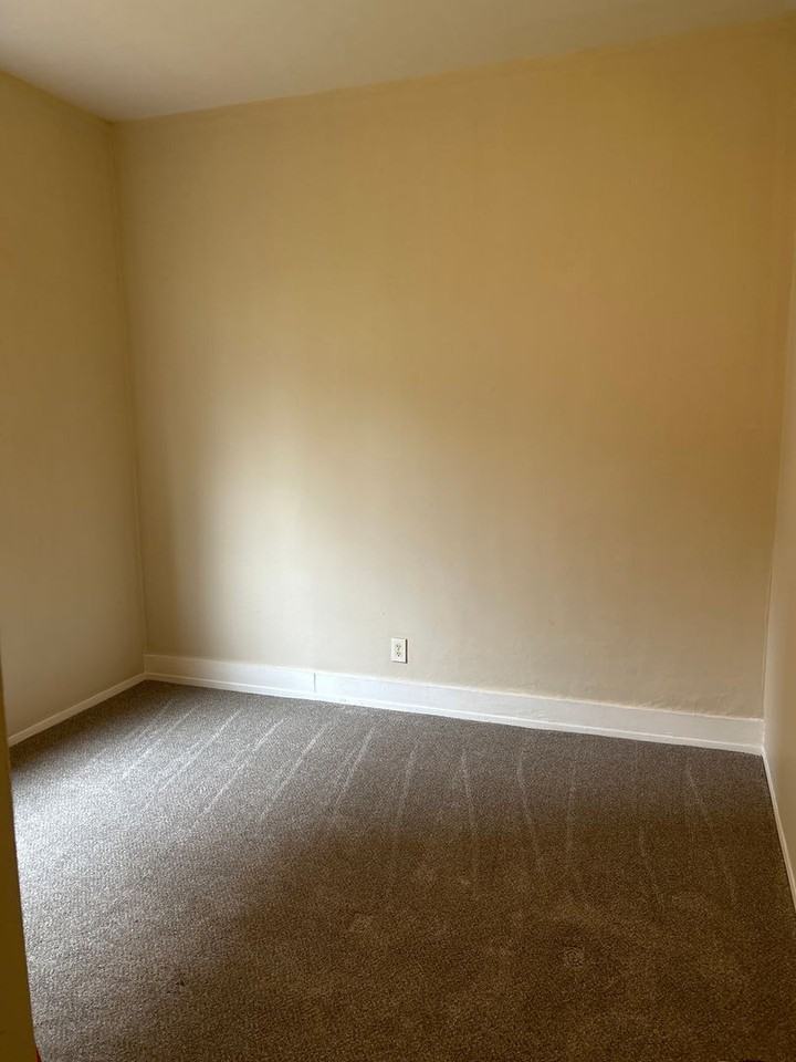 1002 E 4th St - Photo 2 of 3