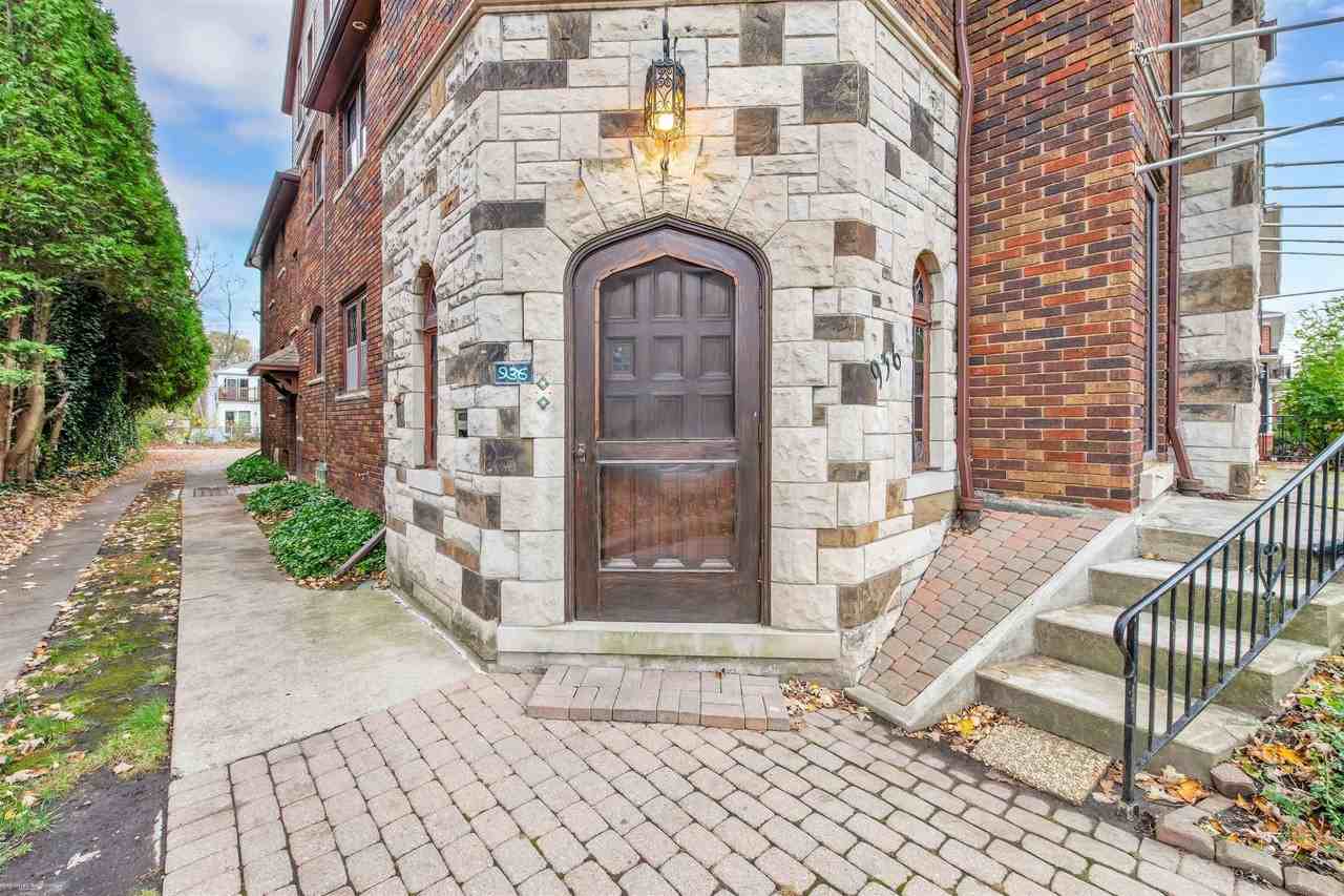 936 Trombley Rd - Photo 2 of 31