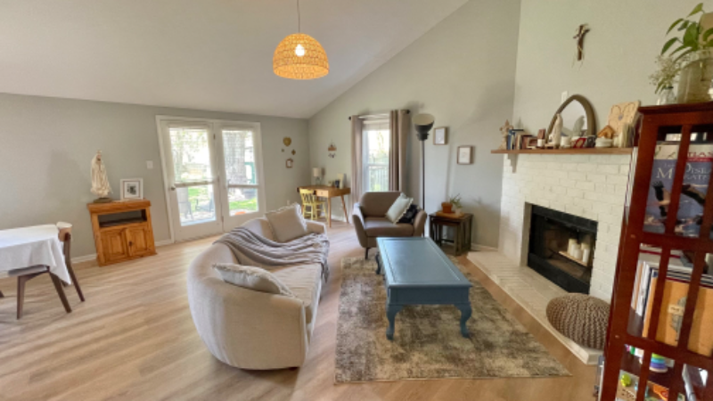 209 Hutchins Dr - Photo 4 of 24