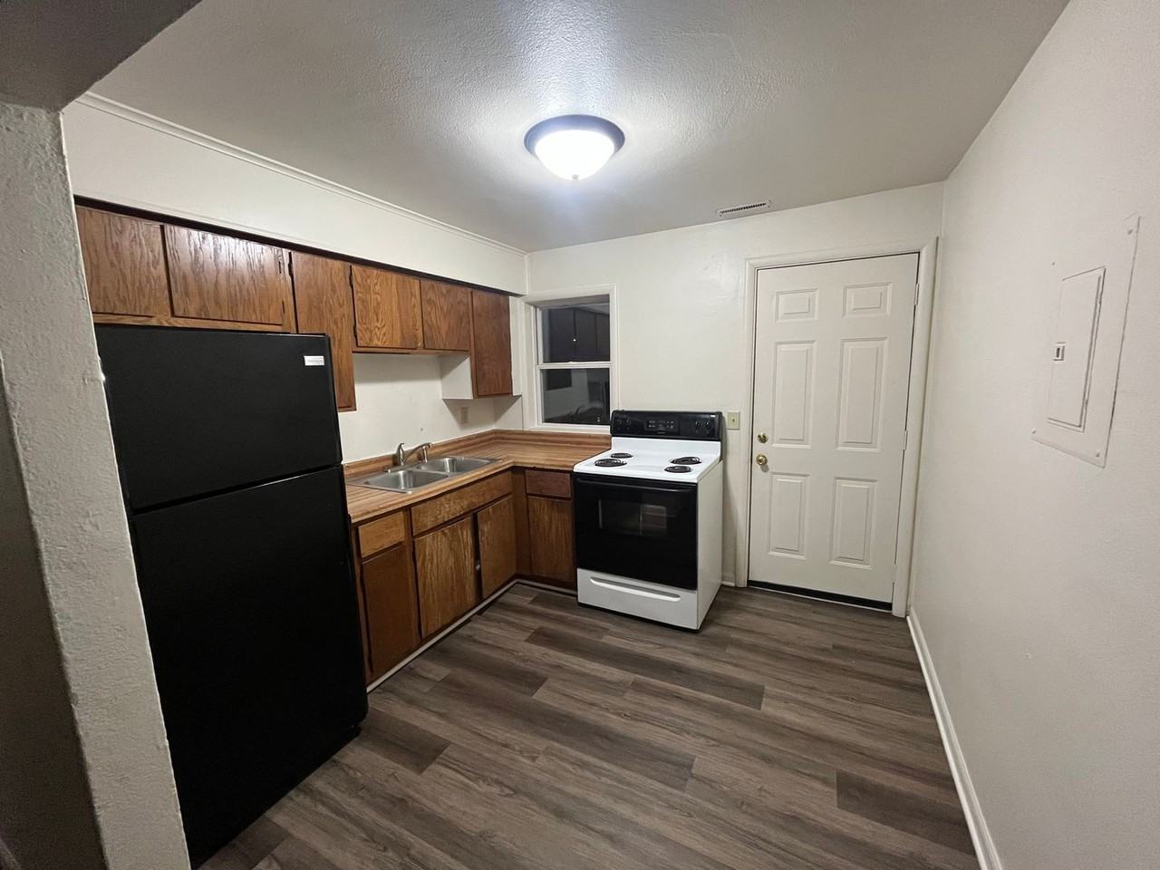 432 Huron Rd - Photo 3 of 7