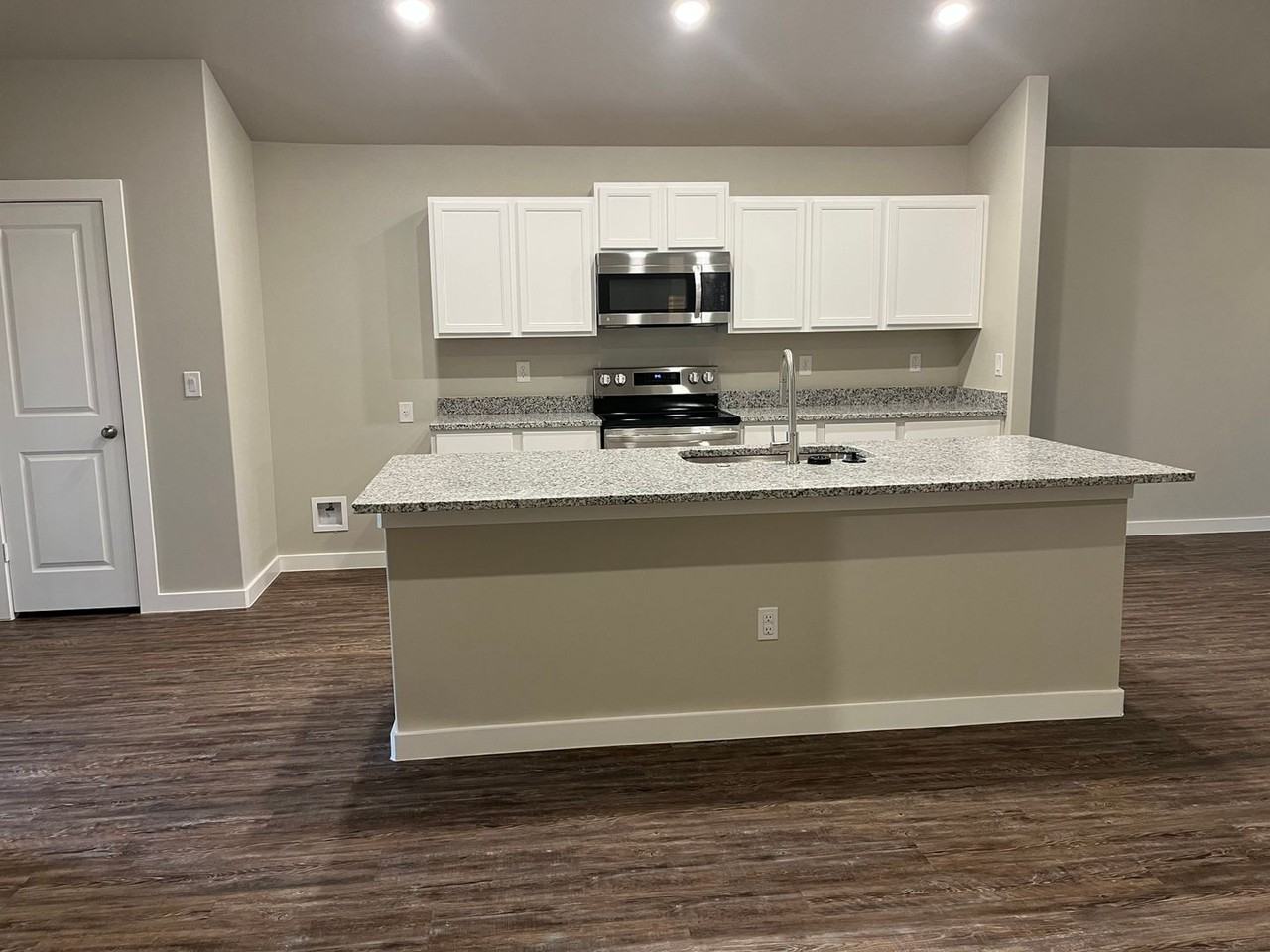 2911 Abbeville Ave - Photo 6 of 13