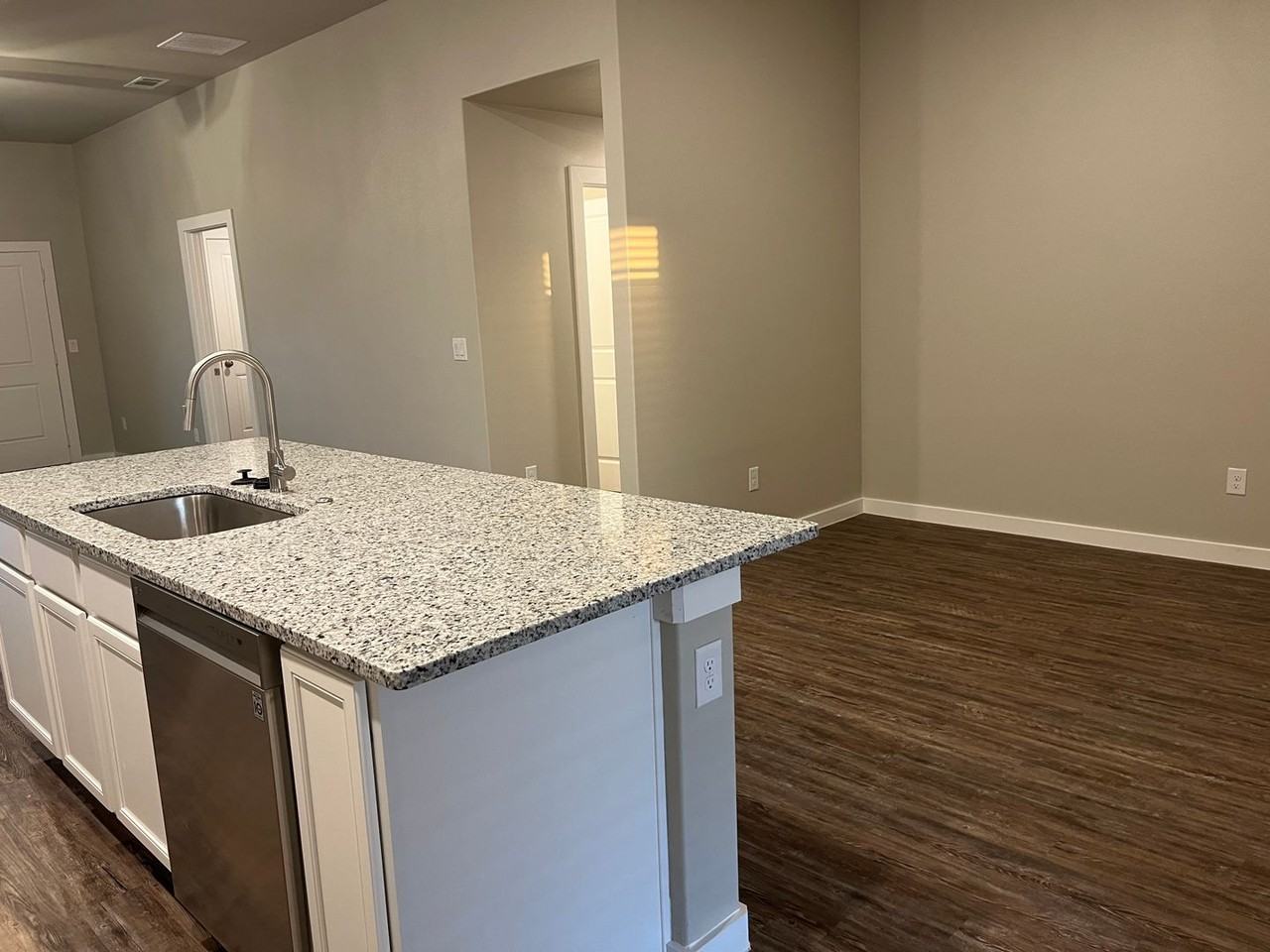2911 Abbeville Ave - Photo 7 of 13