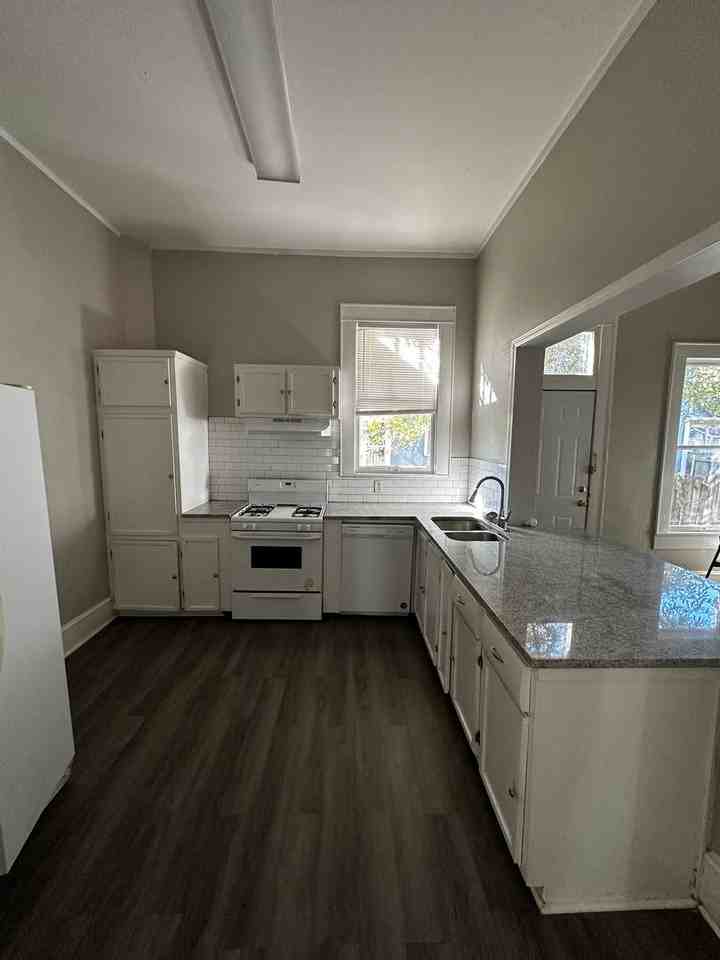 451 Dalzell St - Photo 6 of 11