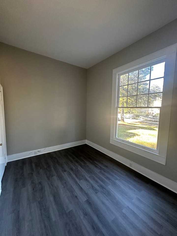 451 Dalzell St - Photo 7 of 11