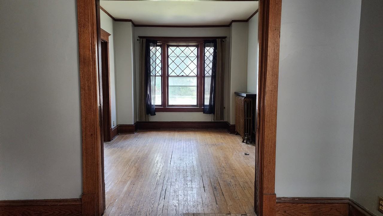 940 Grosvenor Avenue - Photo 2 of 7