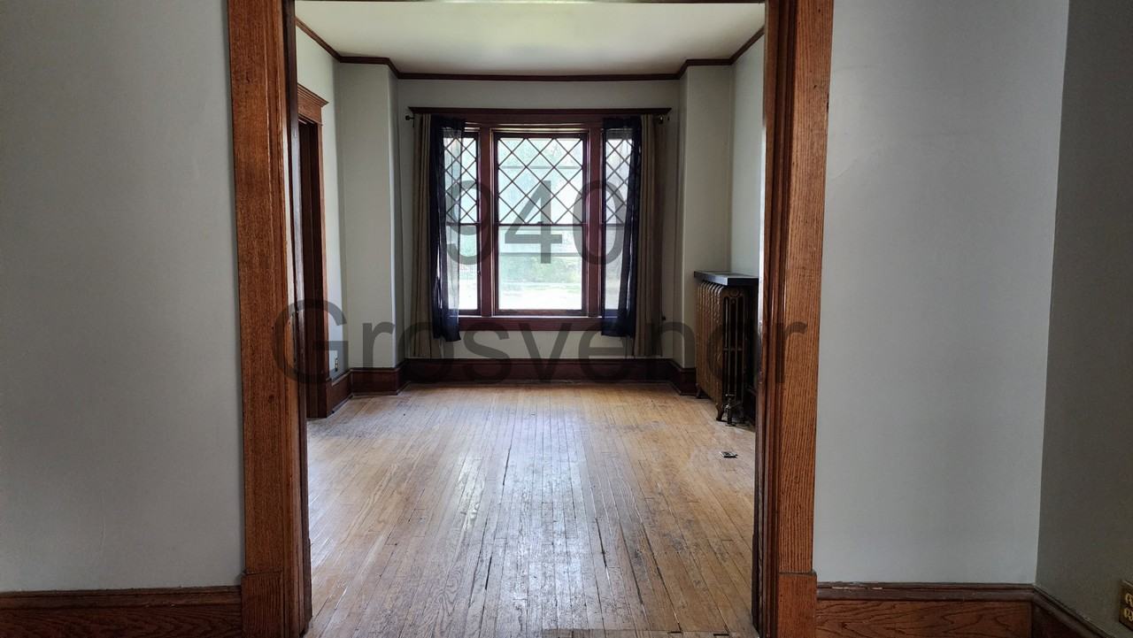 940 Grosvenor Avenue - Photo 2 of 9
