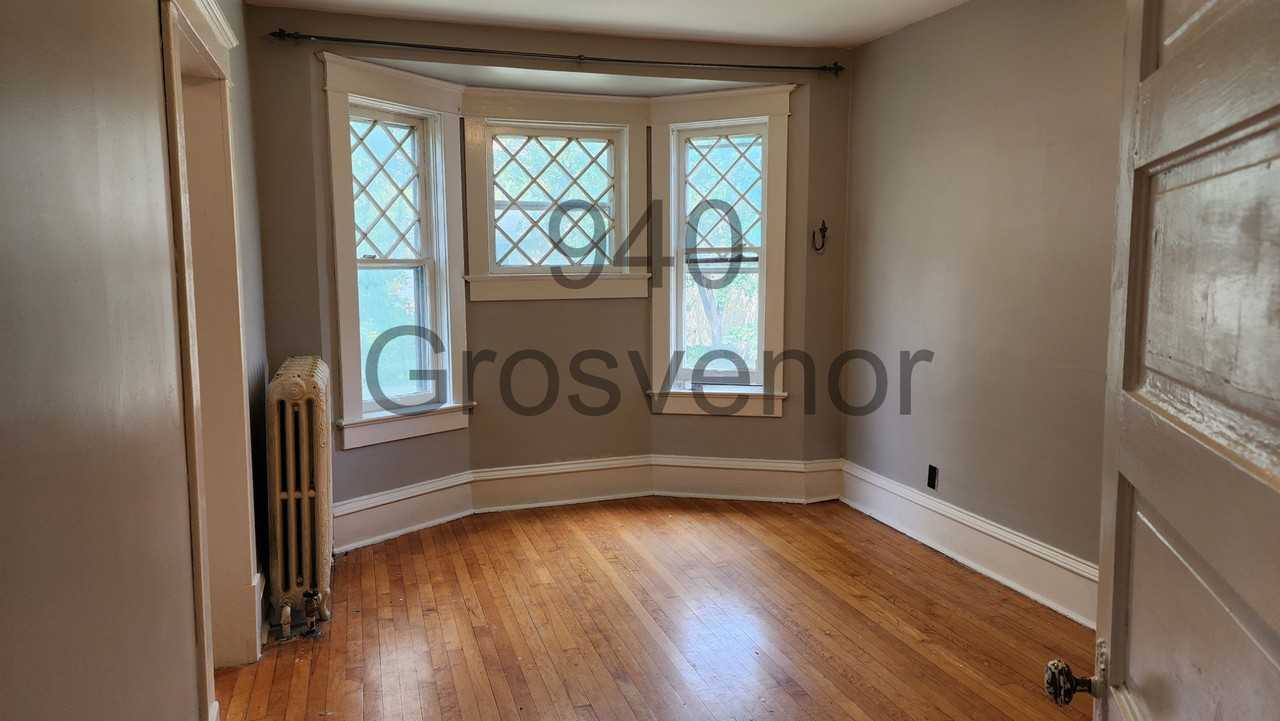 940 Grosvenor Avenue - Photo 3 of 9