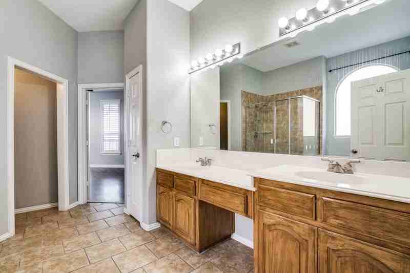 1401 Lakebreeze Dr - Photo 3 of 14