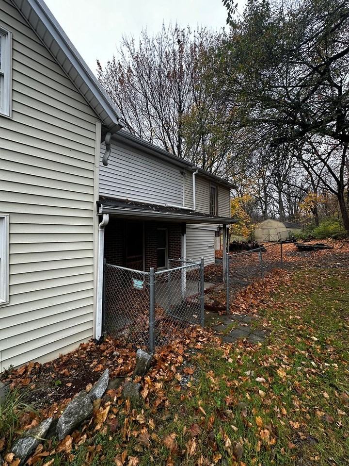 15610 Cresap Ave - Photo 3 of 5