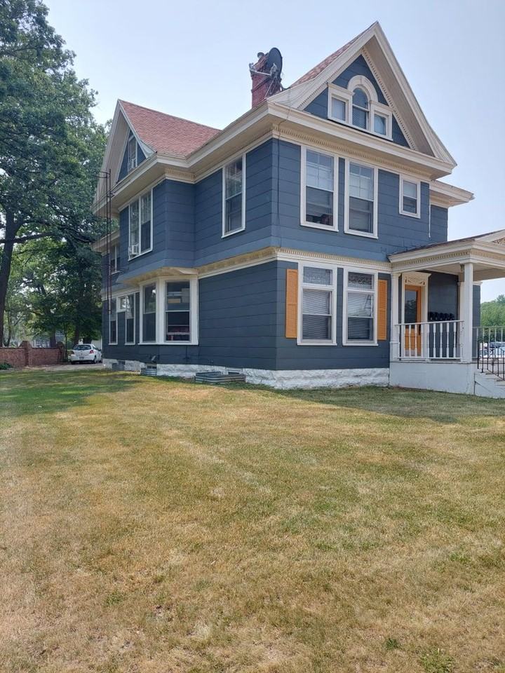 915A, LLC - Photo 2 of 34