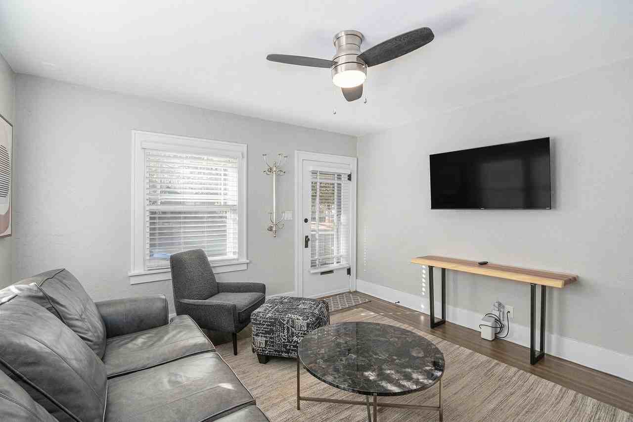 112 South Sherwood Street - Photo 6 of 24