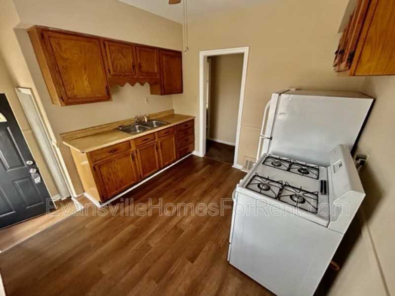 1300 S Bedford Ave - Photo 3 of 7