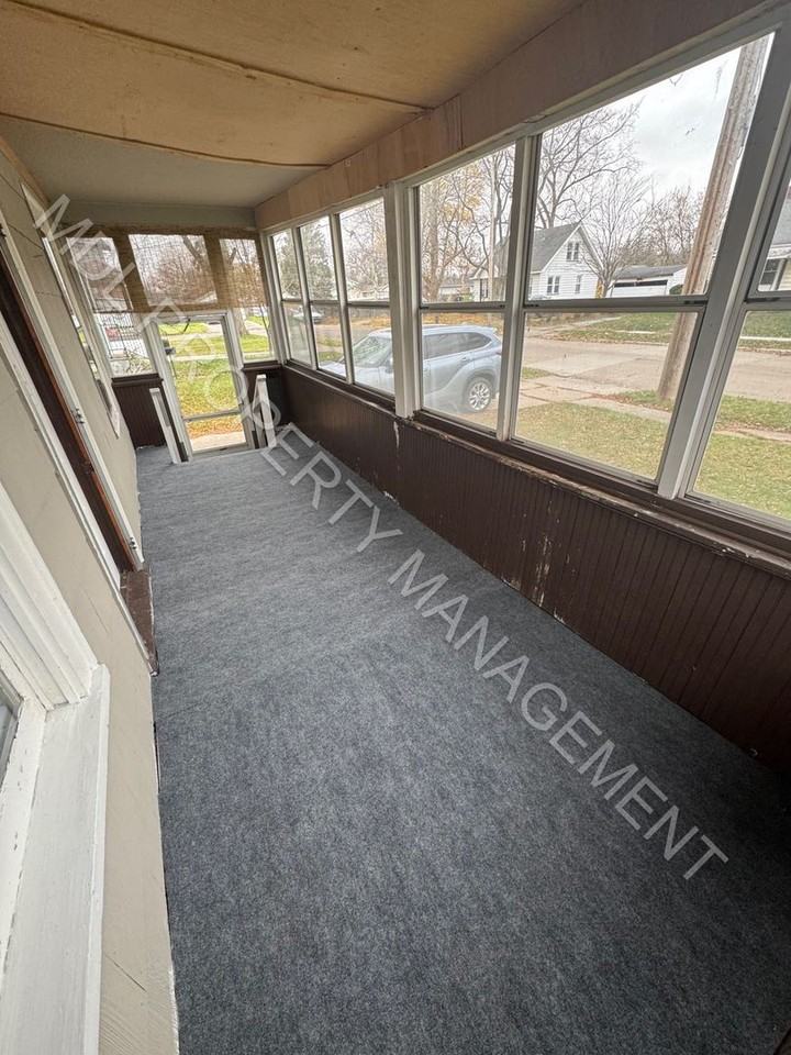 1833 Green St - Photo 3 of 10