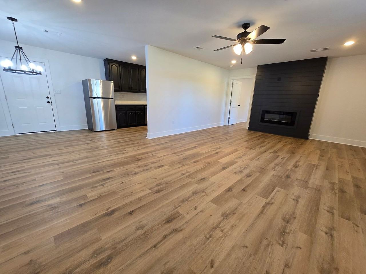 209 S Elm St - Photo 2 of 17