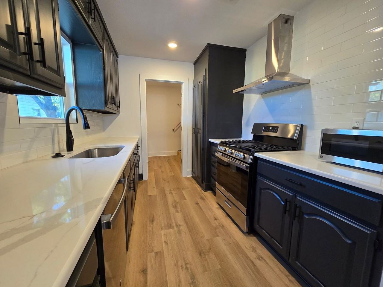 209 S Elm St - Photo 3 of 17