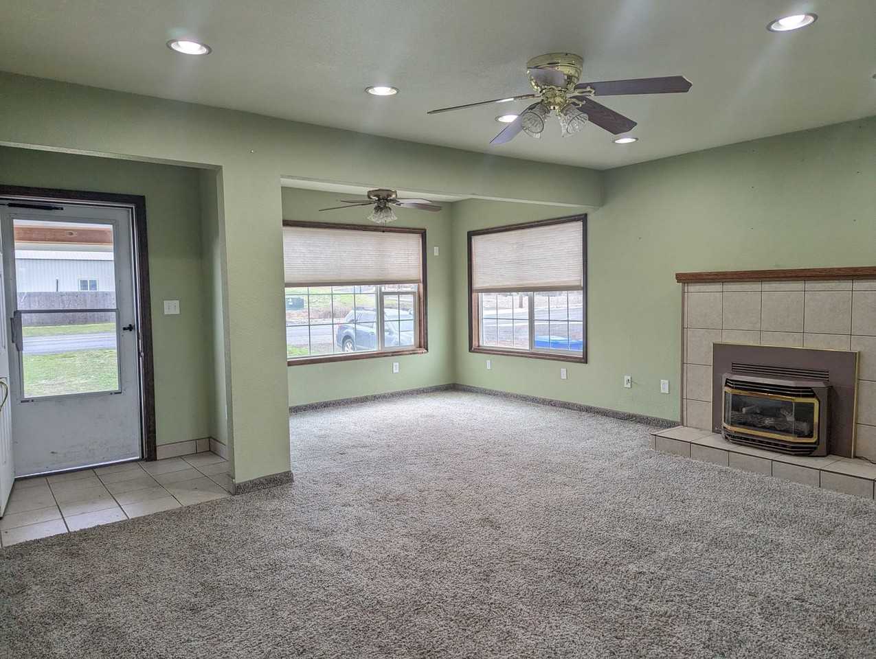 1411 Powers Ave - Photo 2 of 15