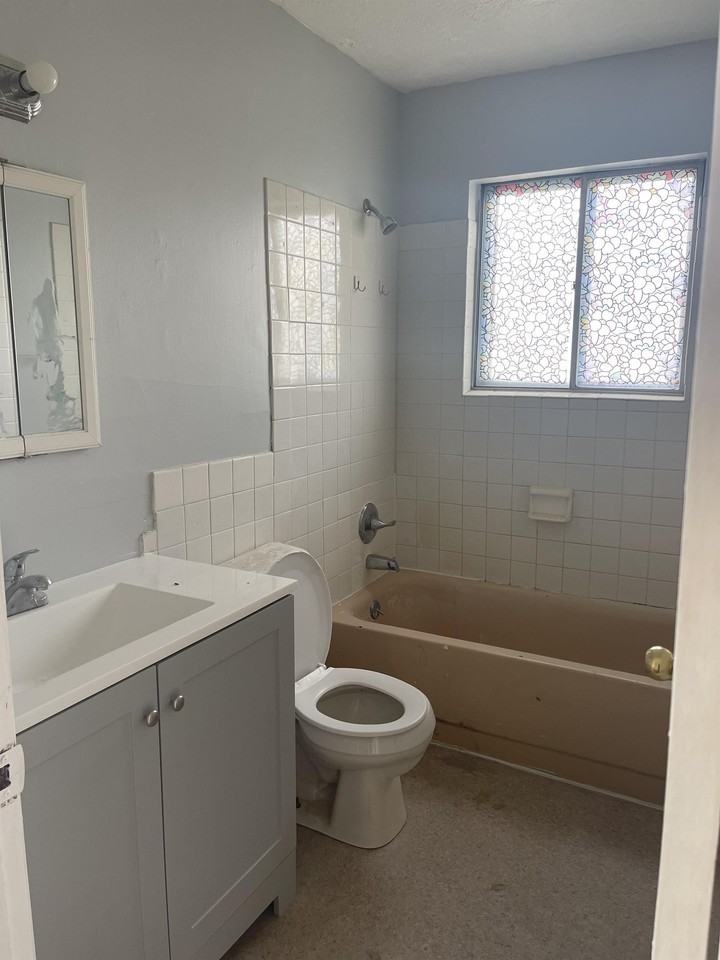 Rhoadesdale Avenue 2571 - Photo 3 of 7