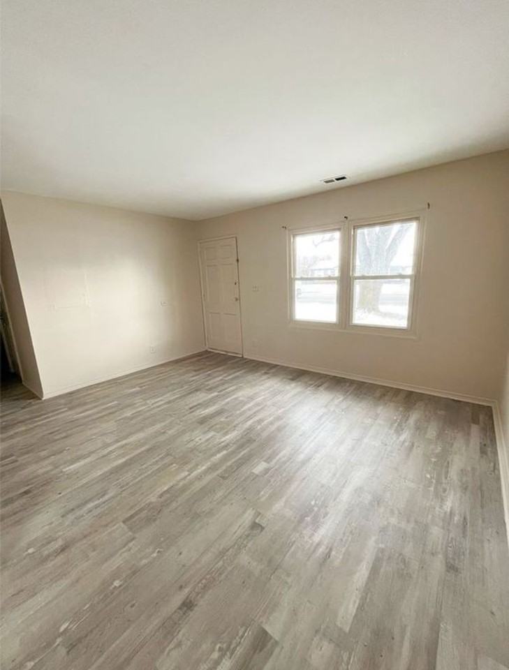 3004 S 18th St - Photo 4 of 11