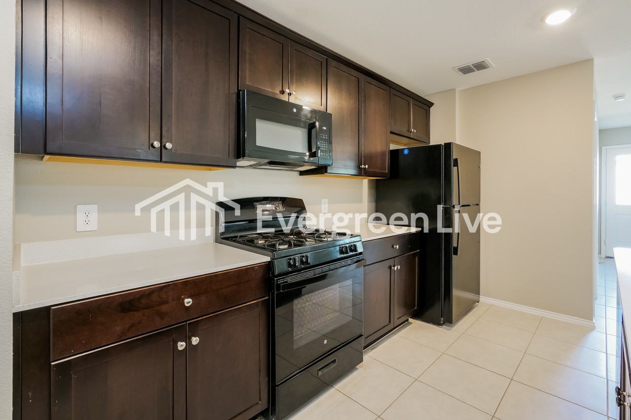 1033 Crestview Dr - Photo 6 of 16