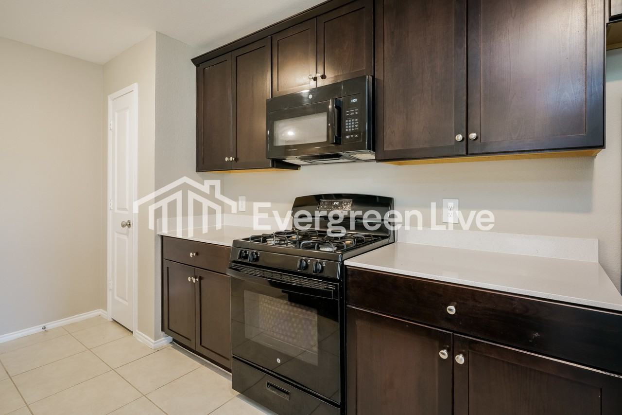 1033 Crestview Dr - Photo 7 of 16