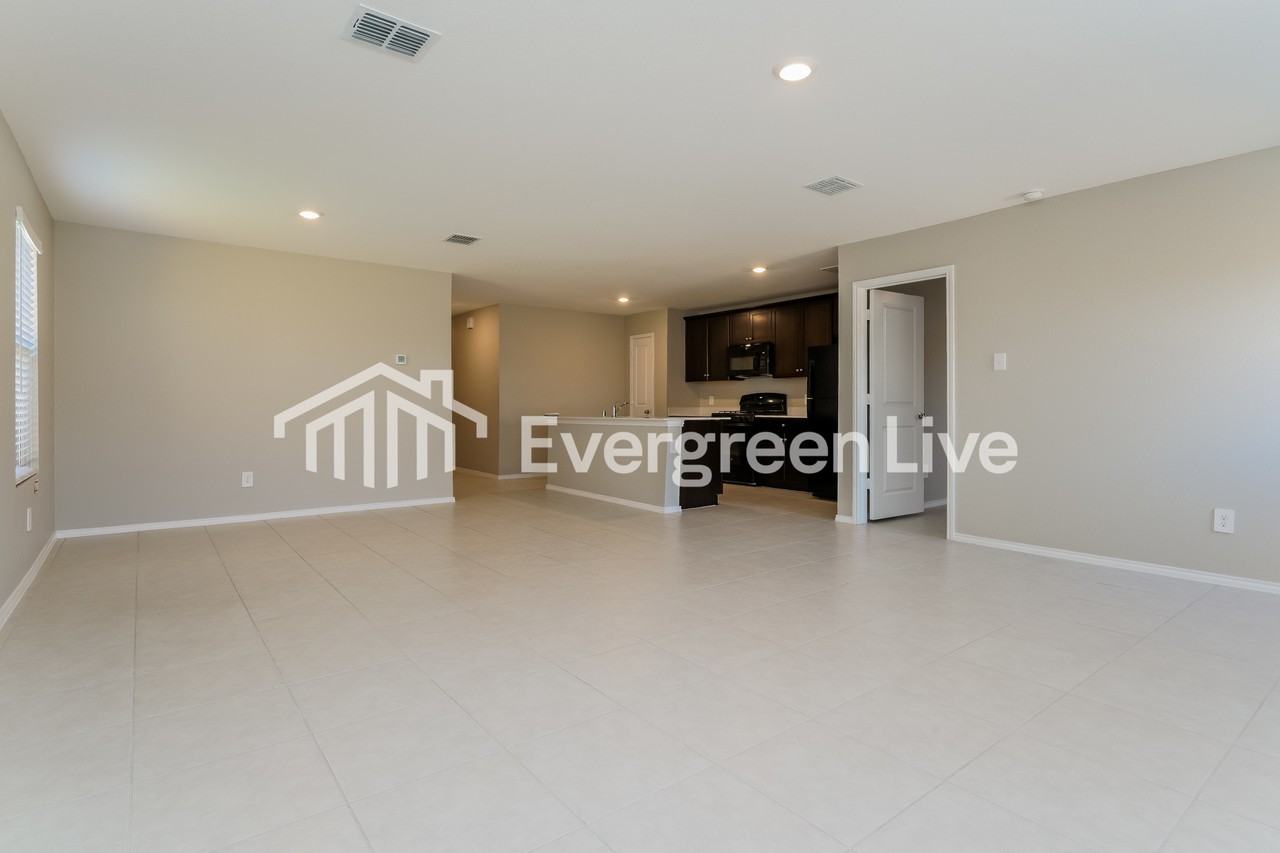 1033 Crestview Dr - Photo 5 of 16