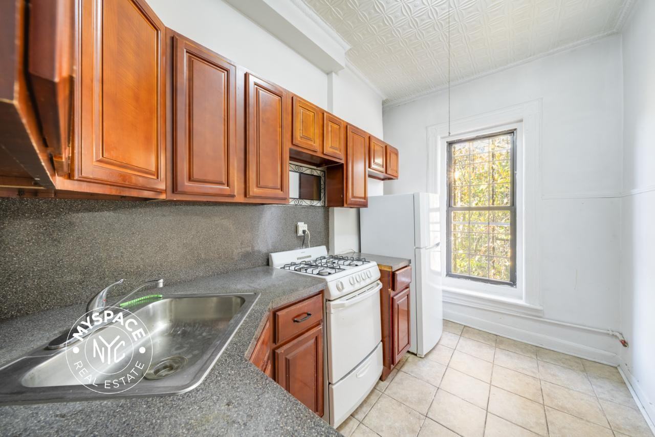 1357 Hancock St #2L - Photo 5 of 10