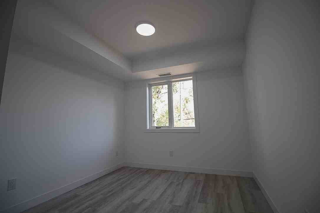 3 Bedroom, 1 Bathroom triplex - Photo 2 of 19