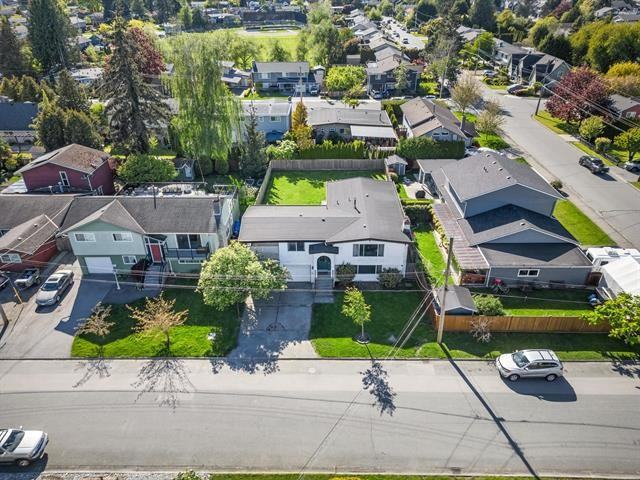 5410 Chestnut Crescent - Photo 2 of 12