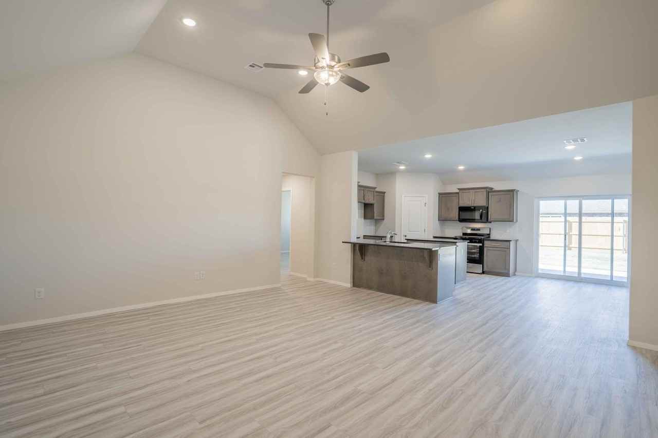 12312 S Maplewood Ave - Photo 3 of 50