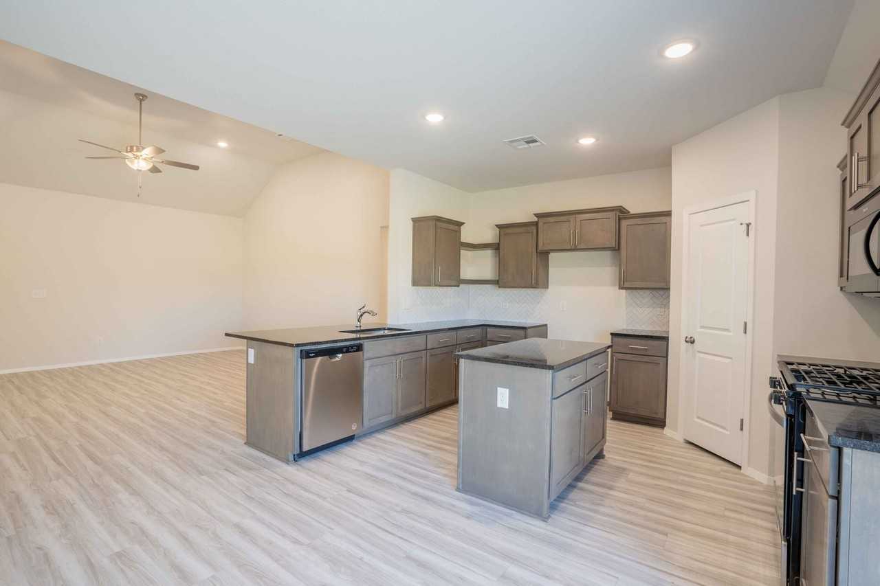 12312 S Maplewood Ave - Photo 5 of 50