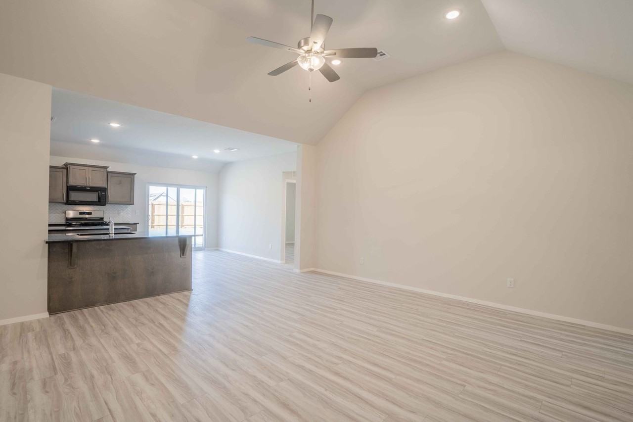 12312 S Maplewood Ave - Photo 7 of 50