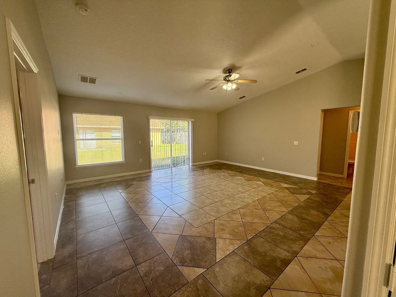 442 Flamingo Ct - Photo 4 of 18