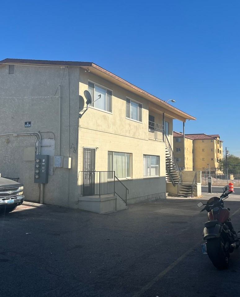 211 N Maryland Pkwy #D - Photo 2 of 14