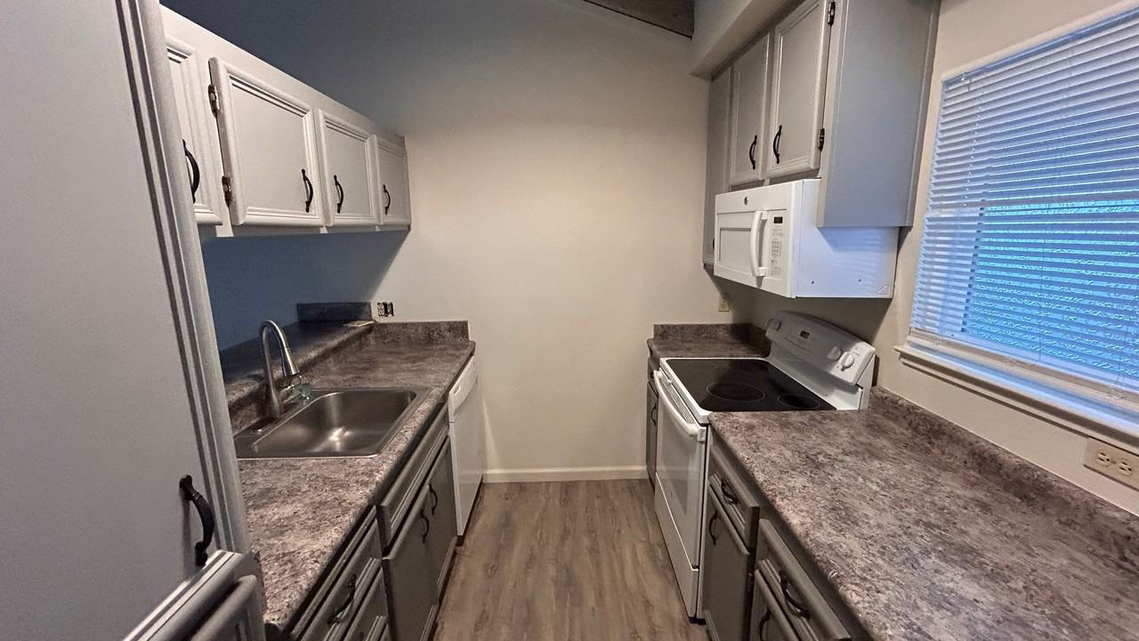 300 Avila Ct - Photo 6 of 23